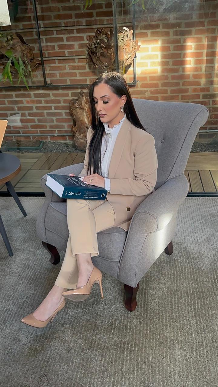 Ana Paula Neves estudando o DSM-5-TR