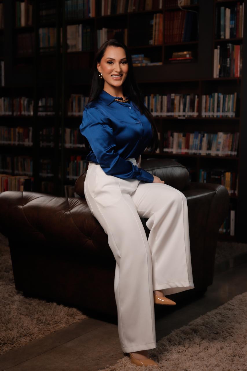 Ana Paula Neves em biblioteca de referência